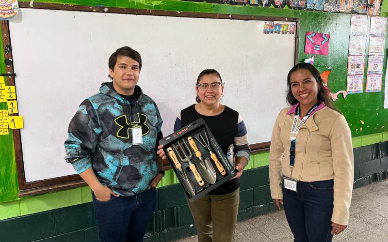 Entregan kits de jardinería y semillas a centros escolares de Sacatepéquez