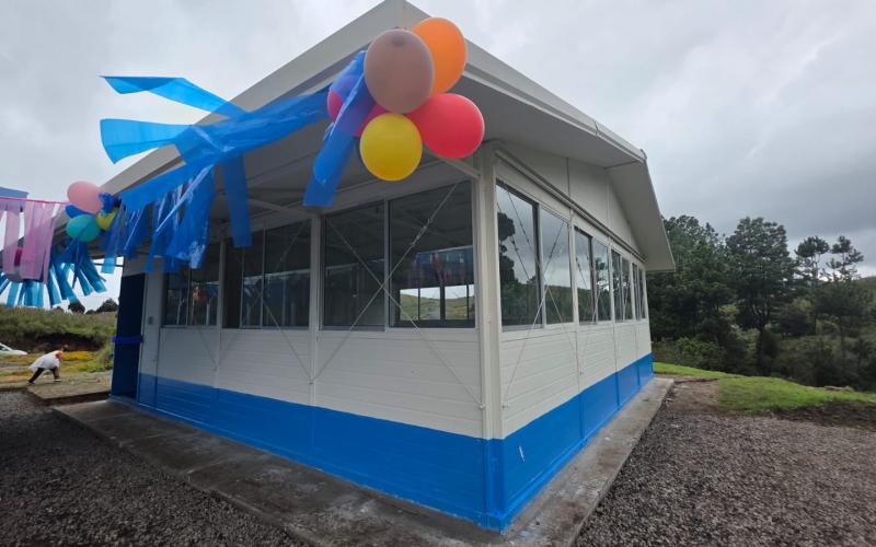 UCEE entrega módulos en Nahualá: más espacio y comodidad para estudiar