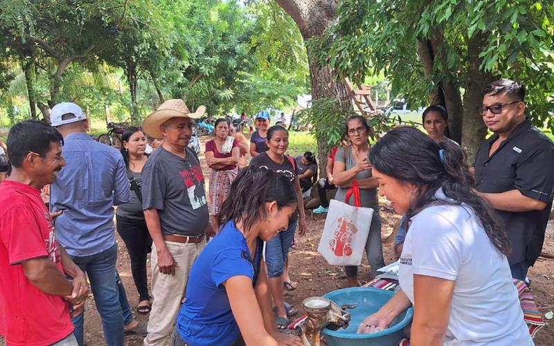 Instruyen a educadoras de Hogar Rural para fortalecer producción avícola