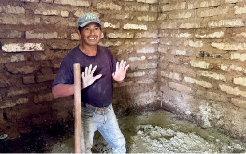 A a través de la Iniciativa Intersectorial Mano a Mano, concluyó la entrega de 332mil20 bolsas de concreto en el municipio de Olopa, 