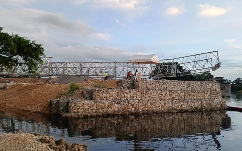 Bajo altas temperaturas, Caminos trabaja en el puente Bailey en Sayaxché
