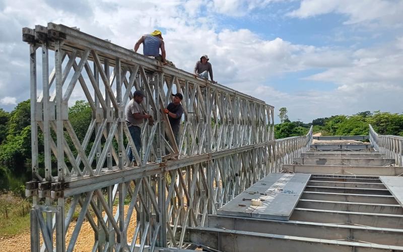 Cuatro tramos del puente sobre el arroyo Petexbatún ya están listos 