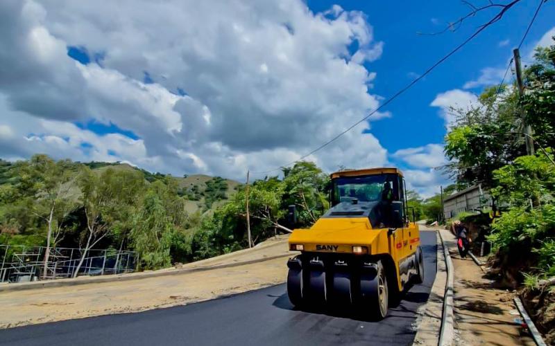 Realizan trabajos de pavimentación en el puente Chitomax 