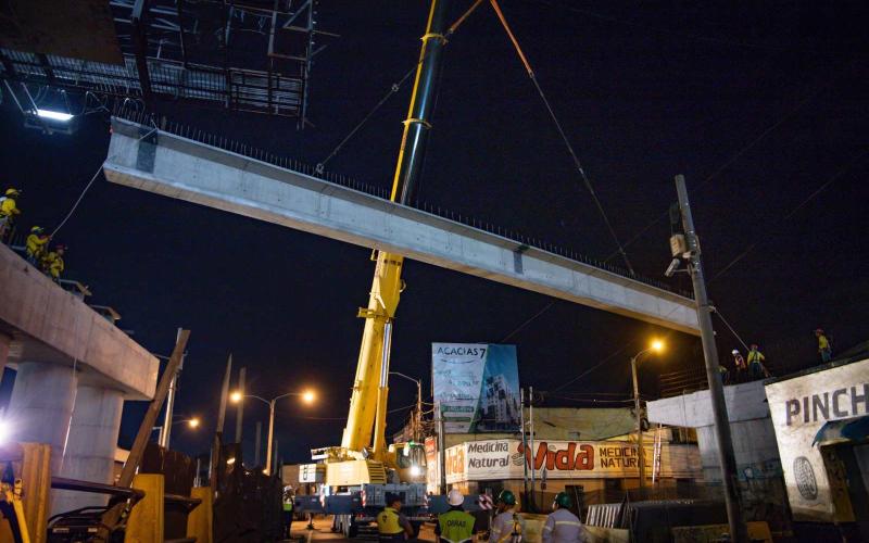 Colocan nuevas vigas en el paso a desnivel de la Roosevelt