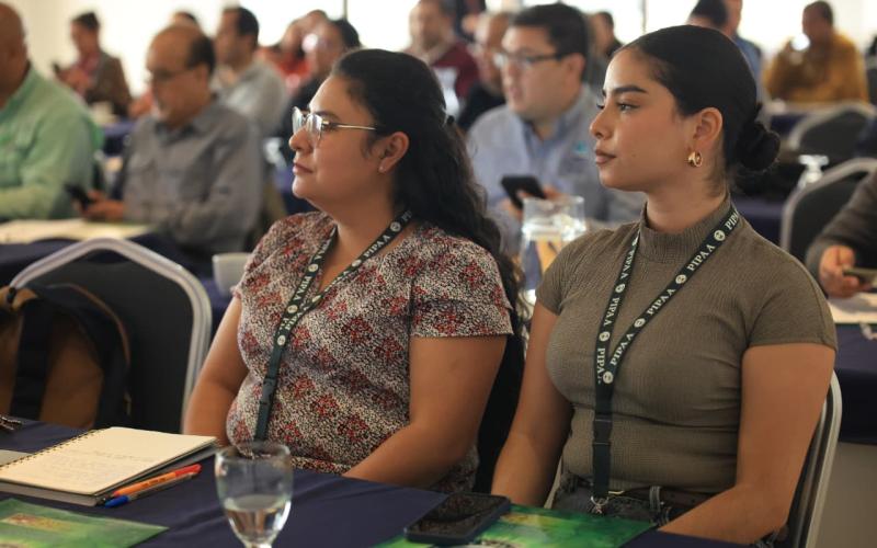 Personal refuerza conocimientos de controles cuarentenarios para prevenir ingreso de plagas