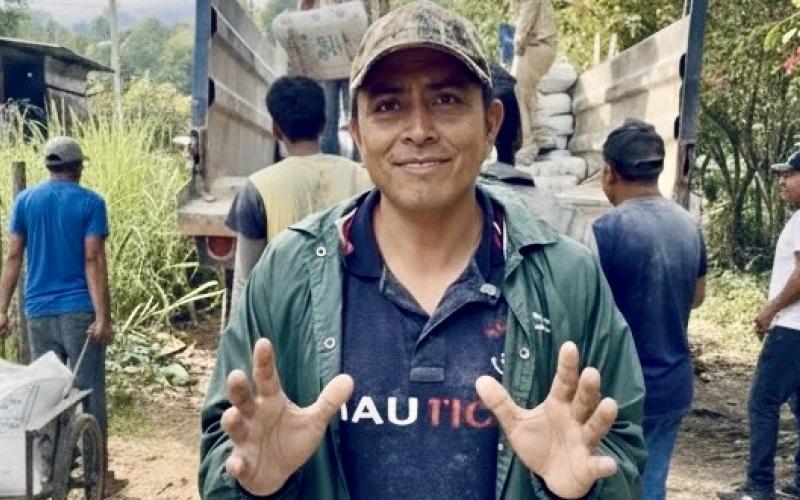 . La iniciativa Mano a Mano del Gobierno de Guatemala interviene pisos de tierra por pisos de concreto para mejorar las condiciones de vida en hogares vulnerables.