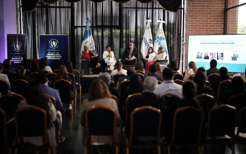Como parte del lanzamiento del diplomado, se desarrolló un conversatorio sobre la importancia de los Sistemas Nacionales de Cooperación.