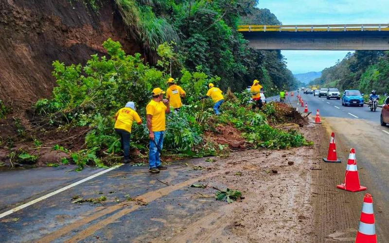 Covial trabaja en derrumbe en la CA-9 Sur: paso asistido en la Autopista Palín–Escuintla