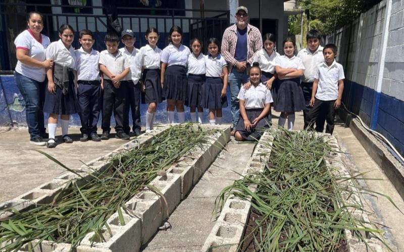 Estudiantes de Chiquimula aprenden de horticultura en huerto didáctico