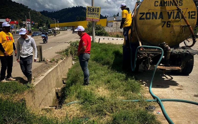 Trabajos de limpieza en el Libramiento de Chimaltenango refuerzan la seguridad vial