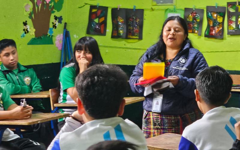 taller sobre el significado de los colores en la cosmovisión maya de Santiago Sacatepéquez