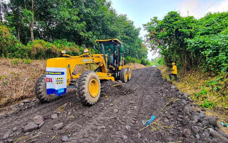 Mejoran ruta de acceso a aldea El Carrizal en Santa Lucía Cotzumalguapa con colocación de grava