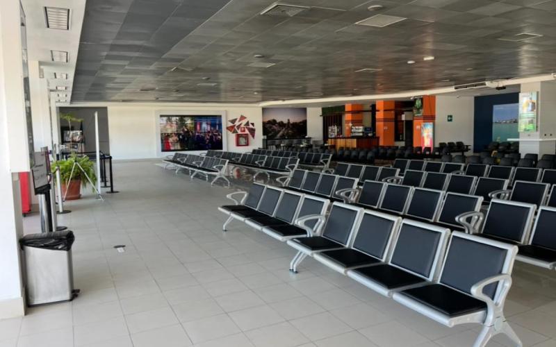 Cada batería permite acomodar hasta 30 pasajeros, lo que significa que ahora al menos 120 personas pueden esperar sus vuelos con mayor confort y orden.