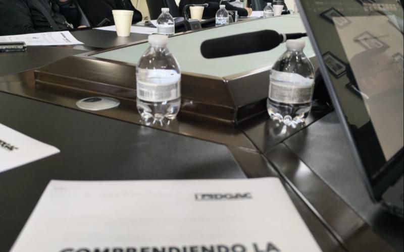 El taller incluyó presentaciones técnicas a cargo de especialistas de la DGAC, quienes explicaron conceptos básicos sobre la gestión del tráfico aéreo, la seguridad operacional y los protocolos que se siguen ante emergencias aeronáuticas