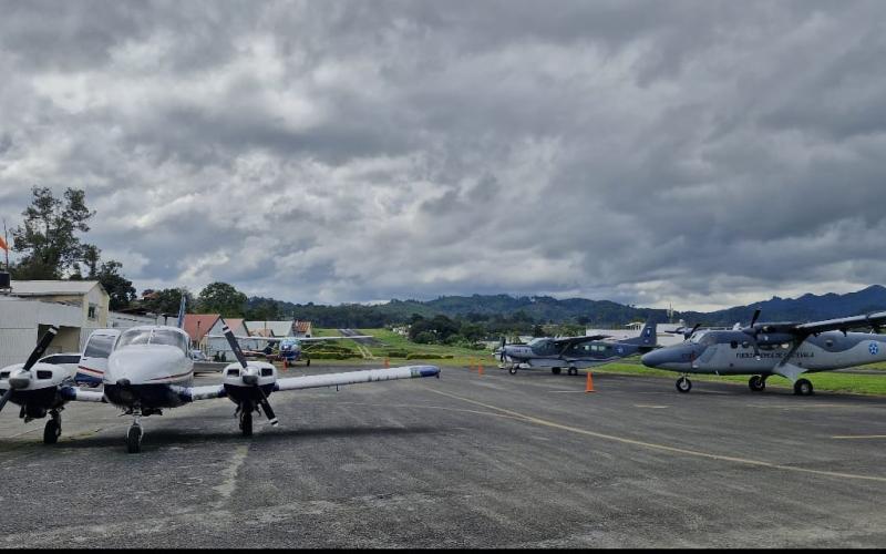 En representación de la DGAC estuvo presente el Administrador del Aeródromo de Cobán, quien participó activamente en los procesos de coordinación y planificación para fortalecer la capacidad de respuesta del departamento frente a emergencias.