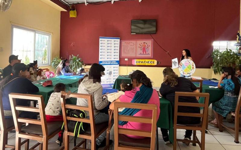 Brindan conocimientos de alimentación en la Escuela para Padres en Baja Verapaz