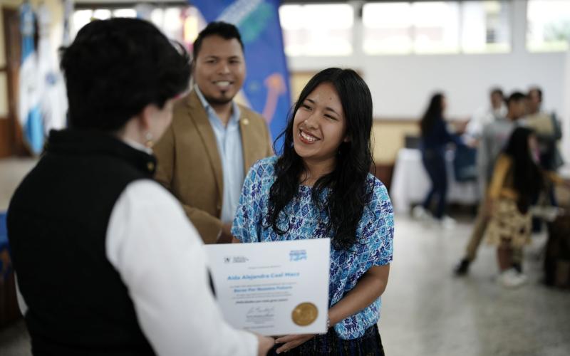 Los becarios de la región norte recibieron un reconocimiento de Becas por Nuestro Futuro.