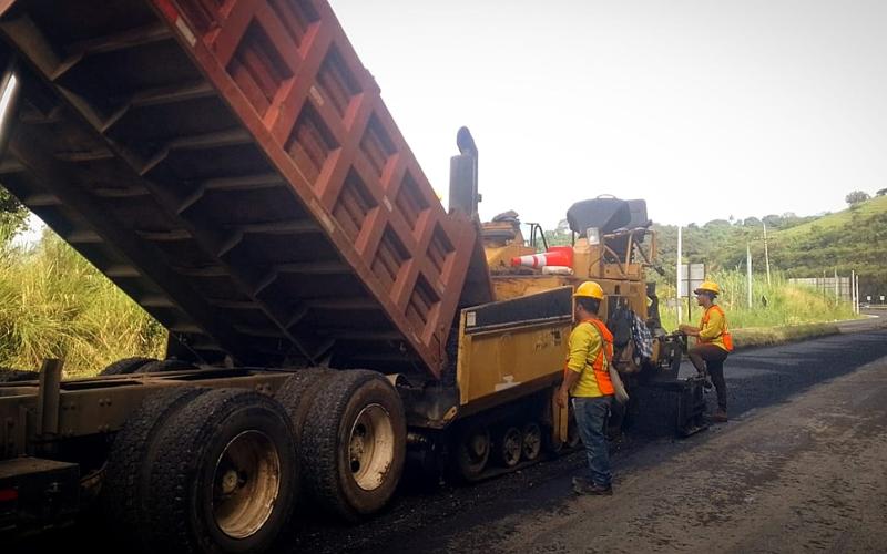Concluye la primera capa de asfalto entre Pueblo Nuevo Viñas y Barberena