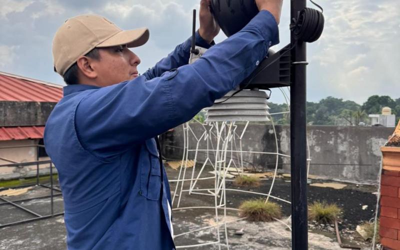 Fortalecen el monitoreo climático con mantenimiento a estaciones en Suchitepéquez