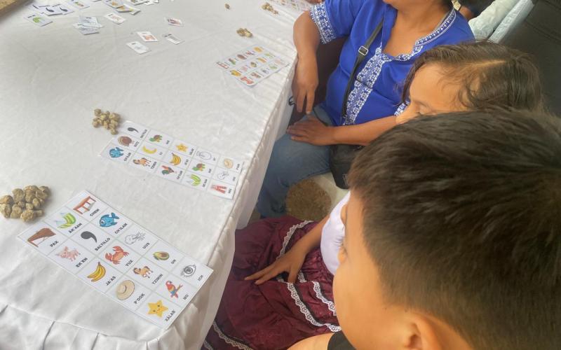  taller de revitalización lingüística en Petén