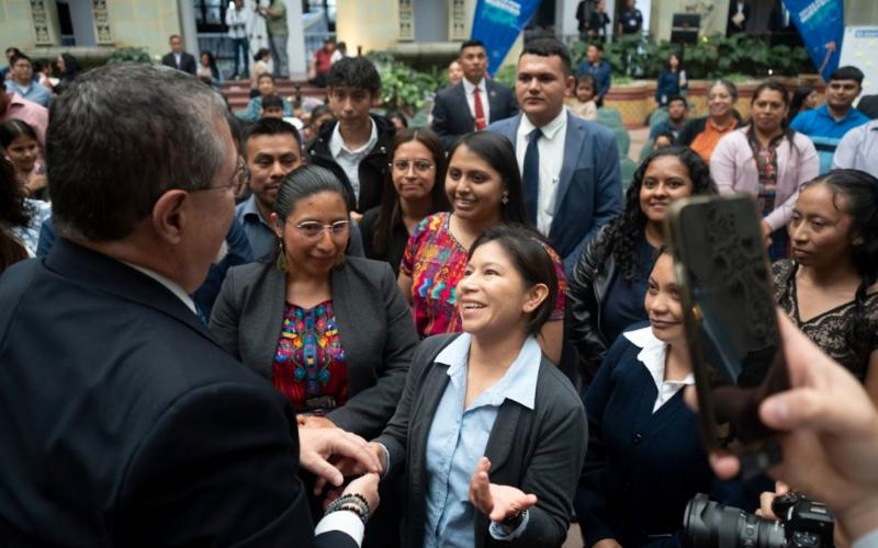 El Presidente Bernardo Arévalo dialoga con becarios de la región central del país.