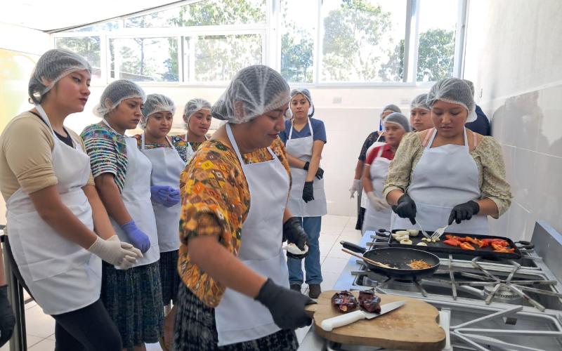 Desarrolla emprendimiento juvenil en la producción de embutidos