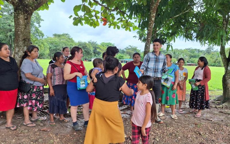 Entrega de semillas fortalece producción de huertos familiares en Petén