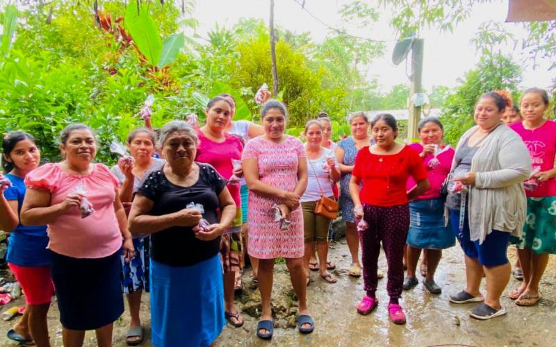 Entregan hortalizas a mujeres en comunidades de Poptún