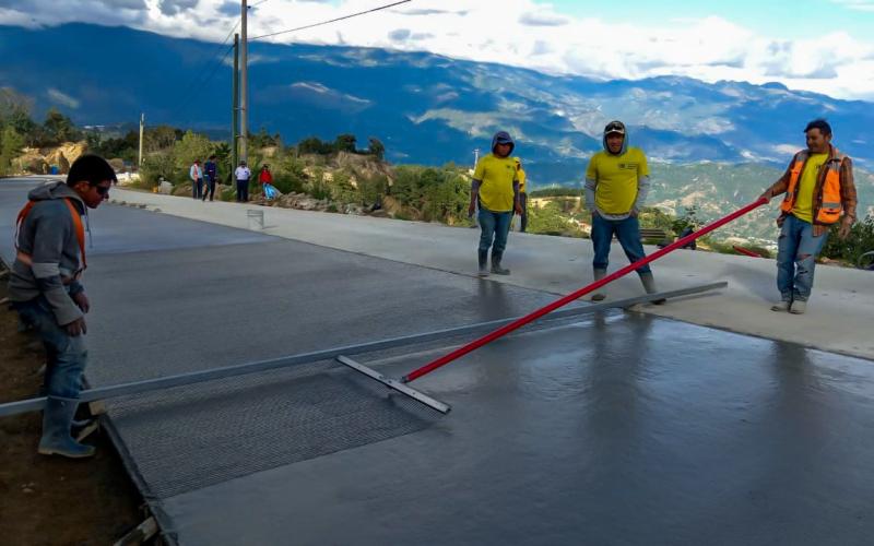 ¡Huehue avanza! Concluyen aplicación de concreto en Santa Bárbara