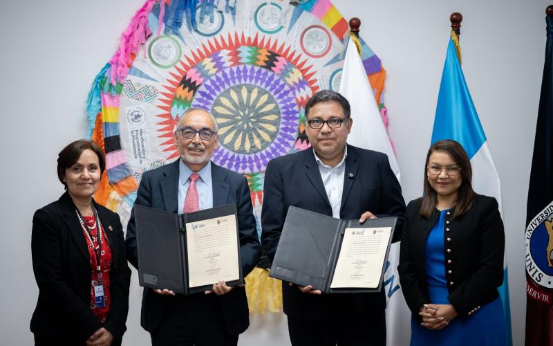 El acuerdo fue firmado por Francisco Mejí, rector de la UNIS, y Carlos Mendoza, secretario de Planificación.