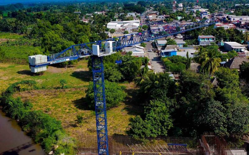 Nuevo obra en San Marcos: colocan losa de acero en puente de Ocós 