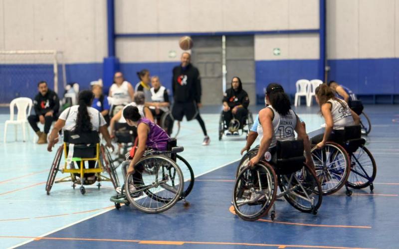 Los jugadores se preparan para iniciar un partido de baloncesto en silla de ruedas. 