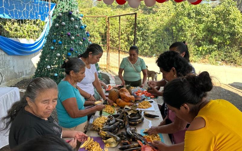 Adultos mayores de Palín comparten el secreto del ponche guatemalteco
