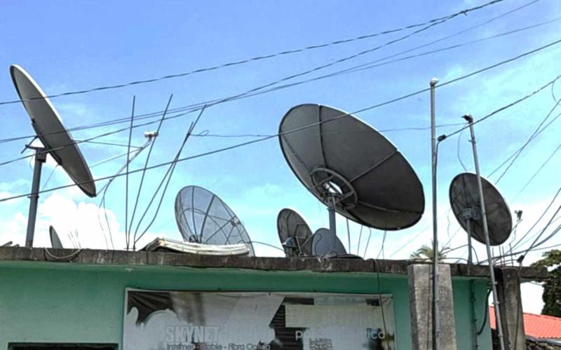 ¿Cómo afectan los fuertes vientos la calidad y continuidad del servicio de televisión?
