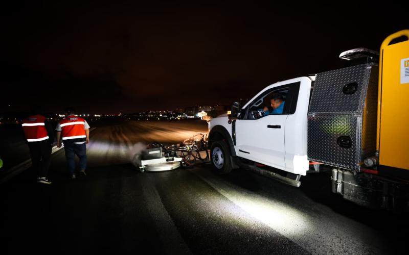 Las condiciones de la pista influyen directamente en los cálculos de peso, potencia y velocidad. Una pista limpia evita restricciones operativas y posibles cierres preventivos.