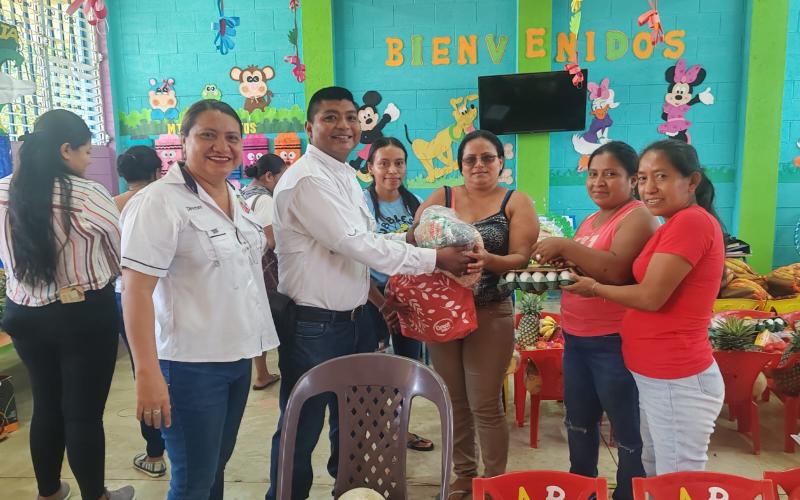 Fortalecen agricultura familiar con entrega de alimentos frescos a escuelas públicas