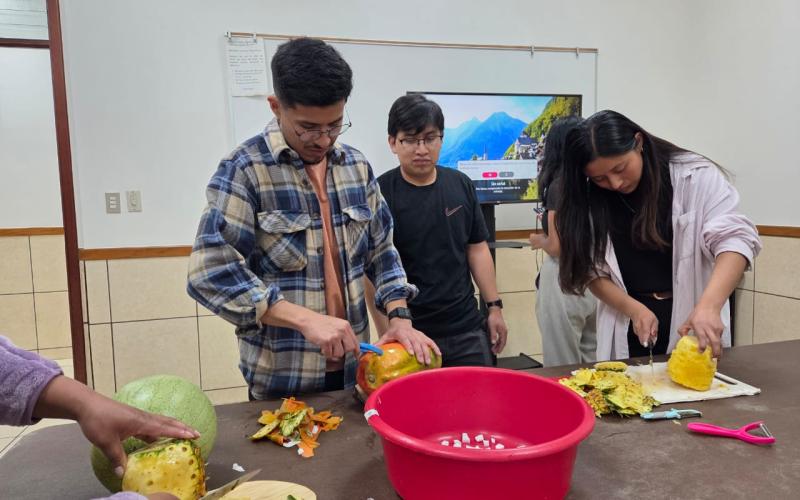 Jóvenes de Nahualá mantienen viva la tradición del ponche ancestral