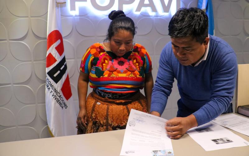 FOPAVI entrega certificación de subsidio habitacional a beneficiaria de Sacatepéquez