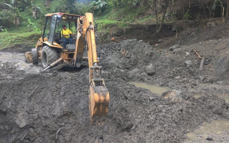Limpian puentes en Alta Verapaz para prevenir inundaciones y proteger el paso