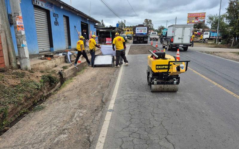 Reparan calles con baches en Santa Cruz del Quiché y mejoran la movilidad diaria
