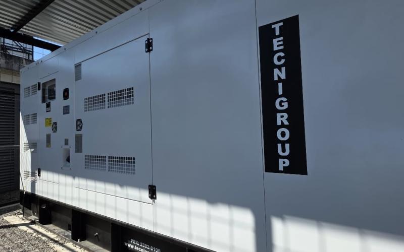 La planta eléctrica entrará en operación de manera automática en caso de una interrupción en el suministro eléctrico, asegurando así la estabilidad de los sistemas críticos que permiten mantener la seguridad y operatividad del aeropuerto.