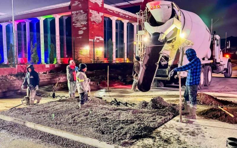 Obra en marcha: mezclado de base y nivelación de carriles en el paso a desnivel de Xela