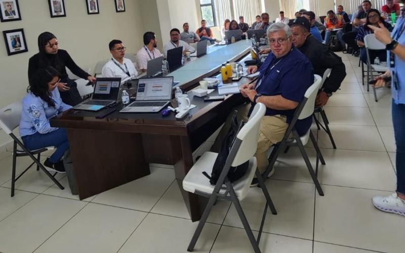 Durante la inducción se presentan los fundamentos normativos que sustentan el programa, la planificación anual de vigilancia, los tipos de actividades de supervisión (auditorías, evaluaciones y verificaciones), así como los criterios para la identificación clasificación y documentación de hallazgos.