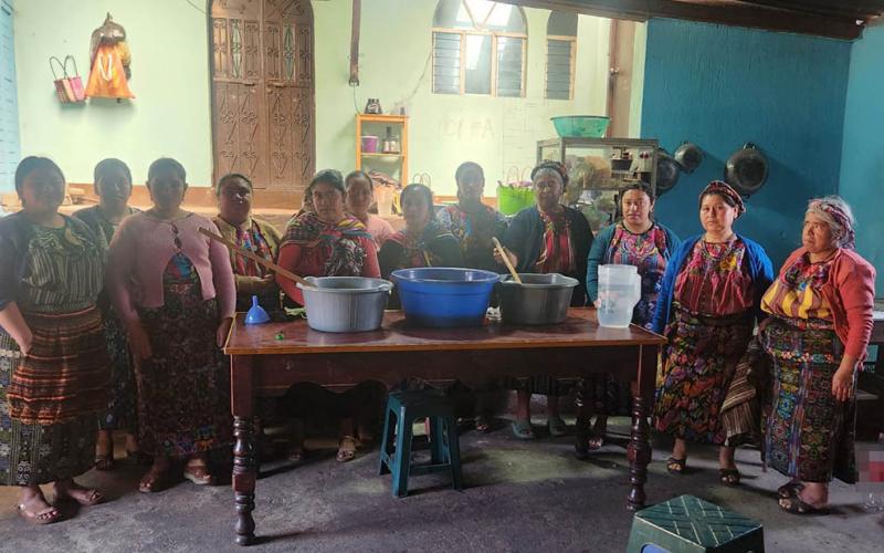 Capacitan a familias de Zunil en productos artesanales y alimentación sana