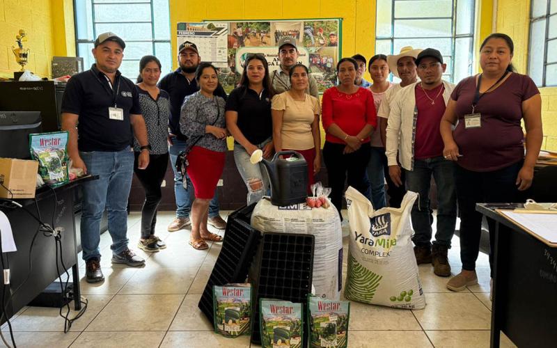 Entregan insumos para la producción de pilones en Zacapa