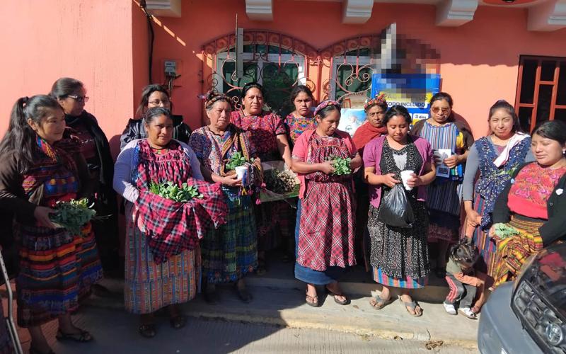 Entregan semillas y pilones para establecer más de 20 huertos familiares
