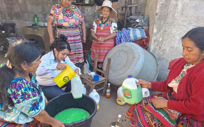 Impulsan emprendimiento local con taller de productos artesanales