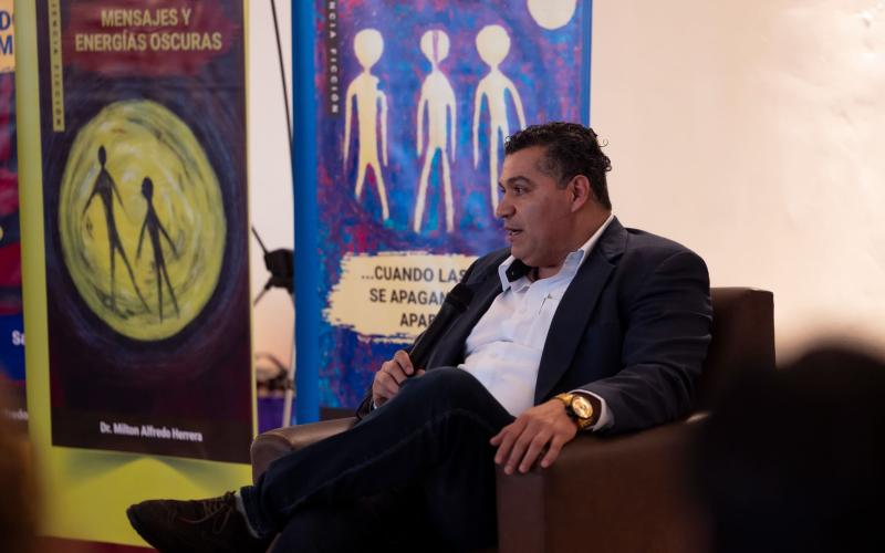 Presentación de la novela «Cuando las luces se apagan, ellos aparecen», del doctor Milton Herrera.