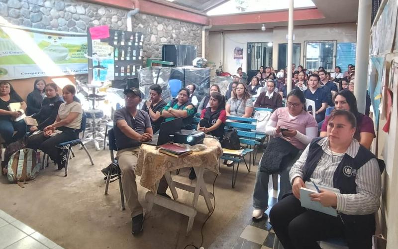 Personal de salud y líderes comunitarios capacitados para prevenir el Gusano Barrenador