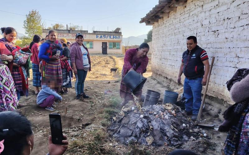 Productores de Salcajá optimizan recursos locales con abono orgánico tipo bocashi